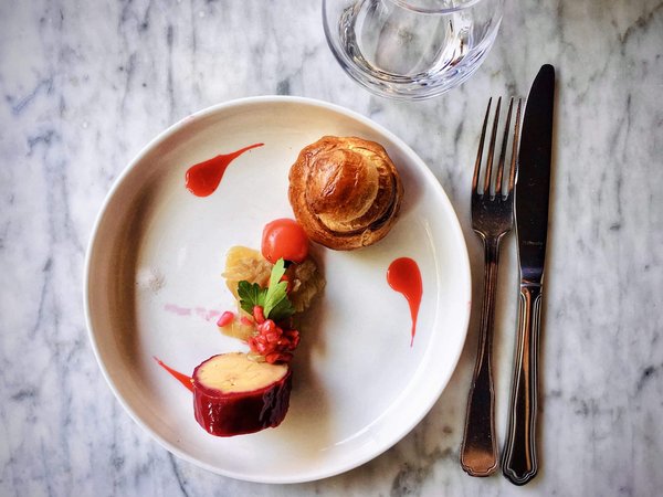 Quali sono gli ingredienti per preparare un curry thailandese speziato con latte di cocco e gamberetti?