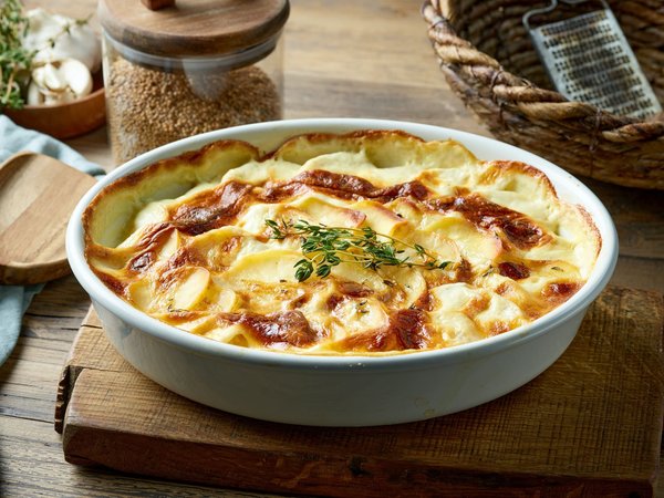 Come fare un gratin dauphinois francese cremoso con patate morbide?