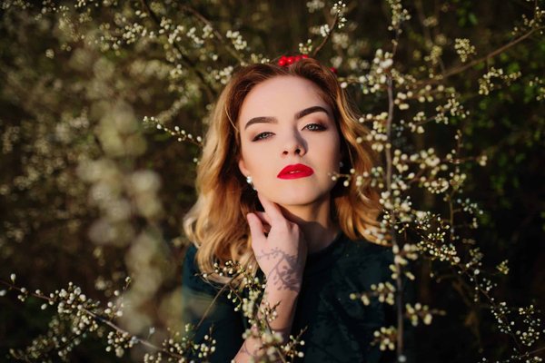 Come valorizzare un outfit con gioielli minimalisti?