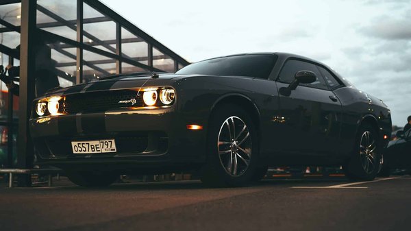 Qual è il metodo più sicuro per sostituire il parabrezza di un veicolo senza danneggiare i sensori integrati?